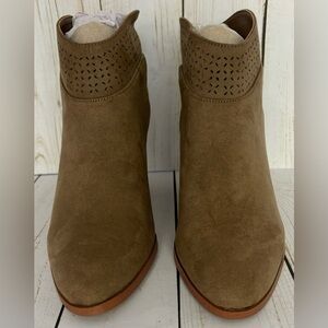 NEW Violet & Red Jackson Lazer Cut Topline Ankle Bootie Boots 7M Taupe Vegan‎